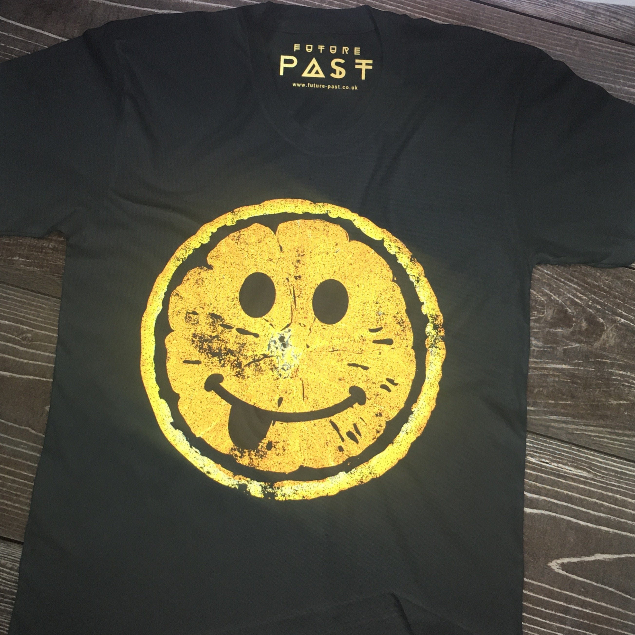 Smiler Wants To Be Adored T-Shirt / Black or White-Future Past-Essential Republik